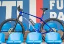 Ein blaues Fahrrad von corratec steht auf der Tribüne des Fußball-Bundesligisten Holstein Kiel.