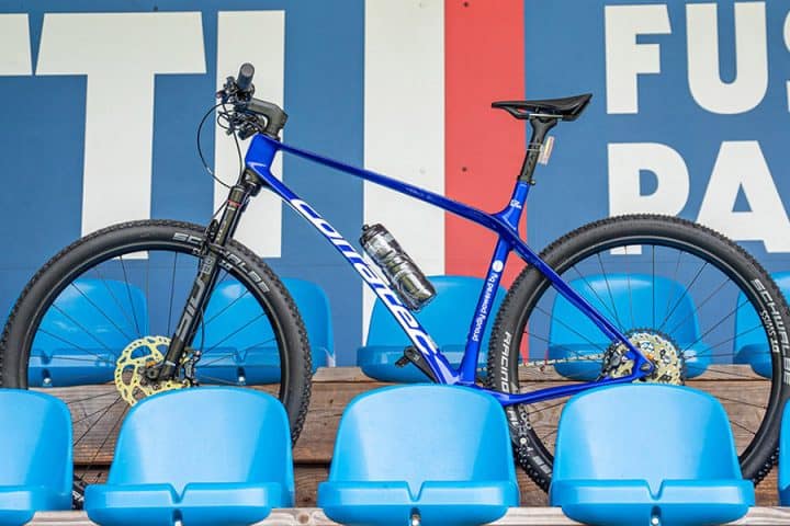Ein blaues Fahrrad von corratec steht auf der Tribüne des Fußball-Bundesligisten Holstein Kiel.