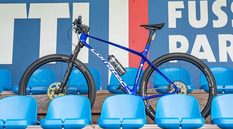 Ein blaues Fahrrad von corratec steht auf der Tribüne des Fußball-Bundesligisten Holstein Kiel.