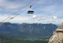 Auf dem Wiesengrat unterwegs zur Wiener-Neustädter Hütte schwebt die Seilbahn vorbei