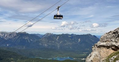 Auf dem Wiesengrat unterwegs zur Wiener-Neustädter Hütte schwebt die Seilbahn vorbei