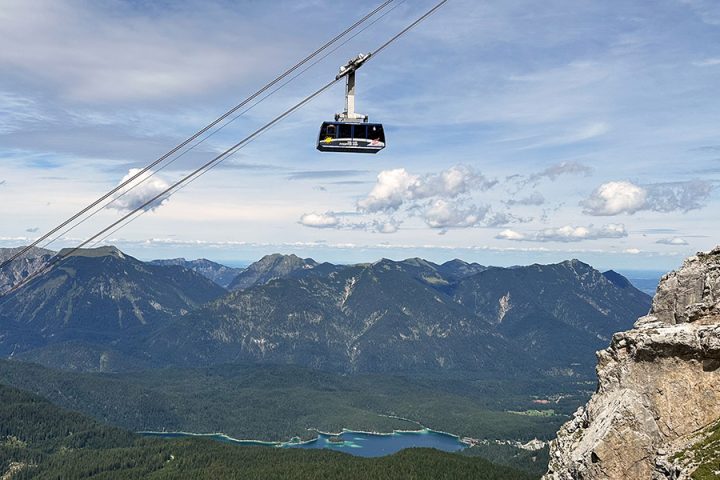 Auf dem Wiesengrat unterwegs zur Wiener-Neustädter Hütte schwebt die Seilbahn vorbei
