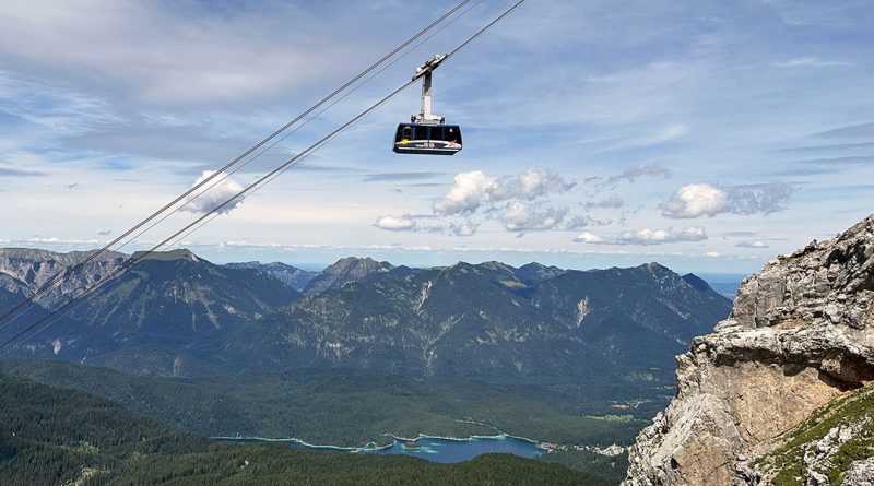Auf dem Wiesengrat unterwegs zur Wiener-Neustädter Hütte schwebt die Seilbahn vorbei