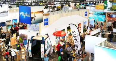 Blick in eine Messehalle auf der CMT 2025 in Stuttgart