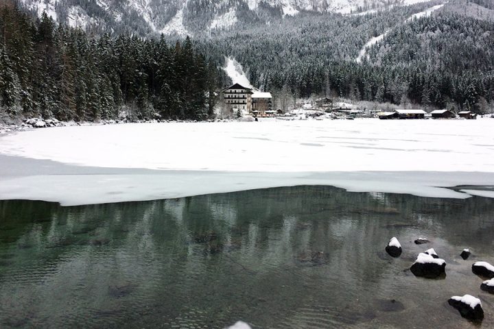 Teilweise zugefrorener Eibsee mit dünner Eisdecke