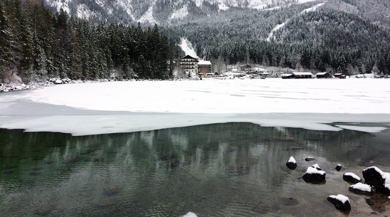 Teilweise zugefrorener Eibsee mit dünner Eisdecke