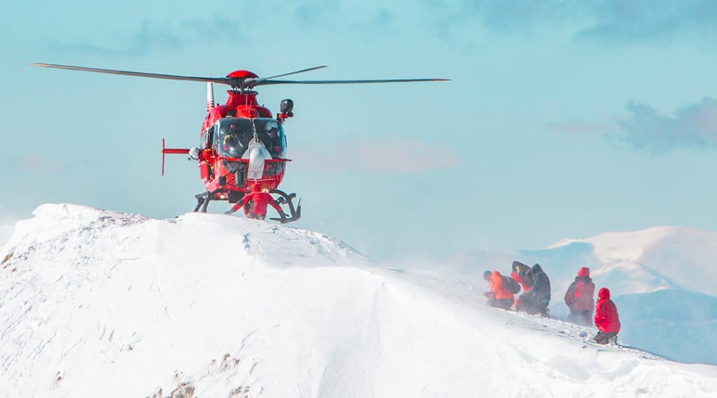 Helikopter der Bergrettung landet im Schnee