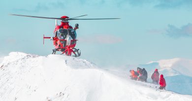 Helikopter der Bergrettung landet im Schnee