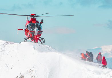 Helikopter der Bergrettung landet im Schnee