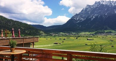 Lifestylehotel MOHR life resort: Terrasse mit Blick auf das Moos und die Zugspitze