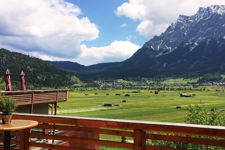 Lifestylehotel MOHR life resort: Terrasse mit Blick auf das Moos und die Zugspitze