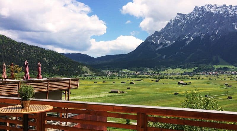 Lifestylehotel MOHR life resort: Terrasse mit Blick auf das Moos und die Zugspitze