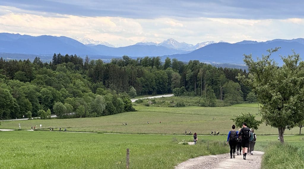 Unterwegs zu den Alpen beim Megamarsch München