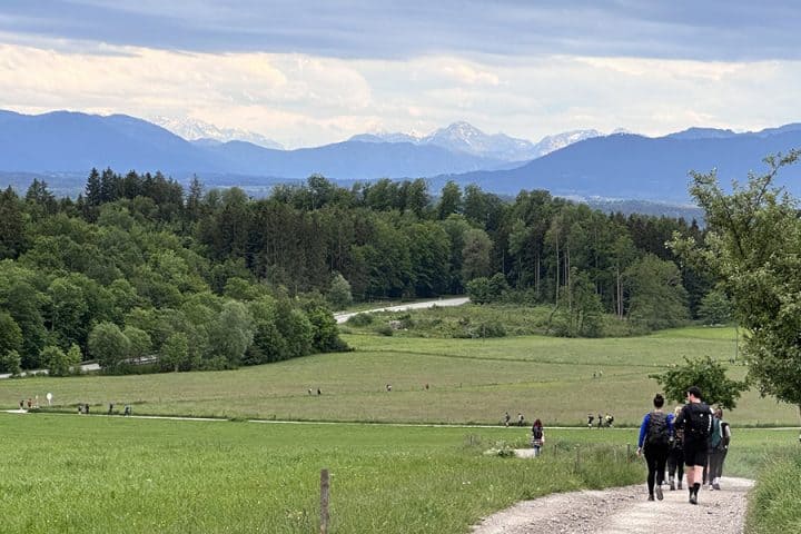 Unterwegs zu den Alpen beim Megamarsch München