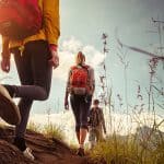 Eine Gruppe beim wandern in hügeliger Landschaft