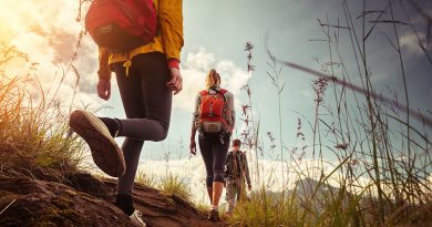 Eine Gruppe beim wandern in hügeliger Landschaft
