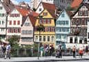 Bunte Häuser bilden die Neckarfront in Tübingen