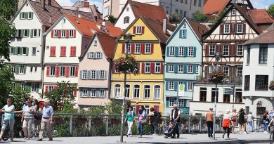 Bunte Häuser bilden die Neckarfront in Tübingen