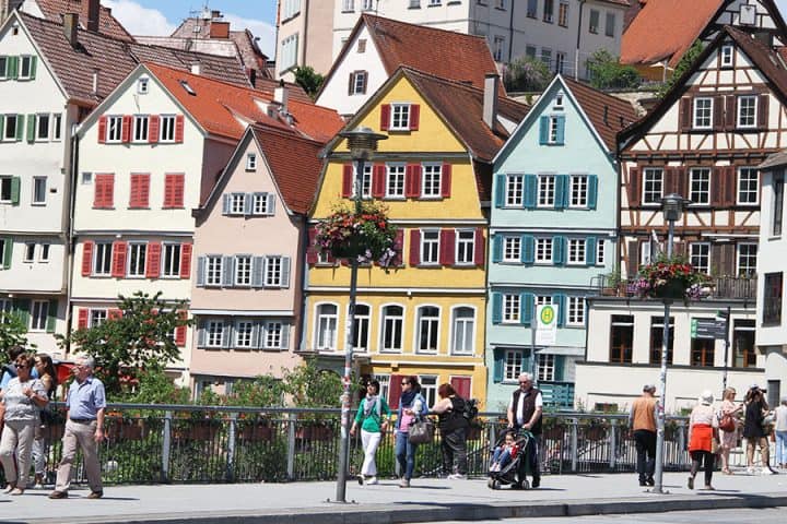 Bunte Häuser bilden die Neckarfront in Tübingen