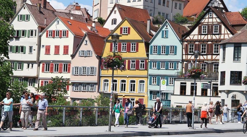 Bunte Häuser bilden die Neckarfront in Tübingen
