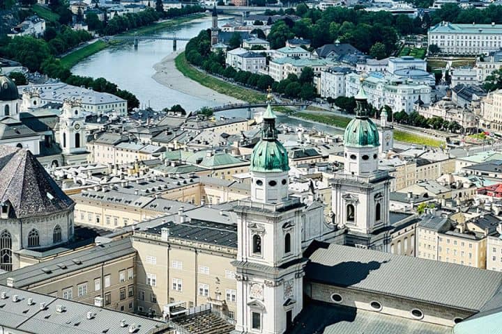 Der Fluß Salzach fließt mitten durch Salzburg