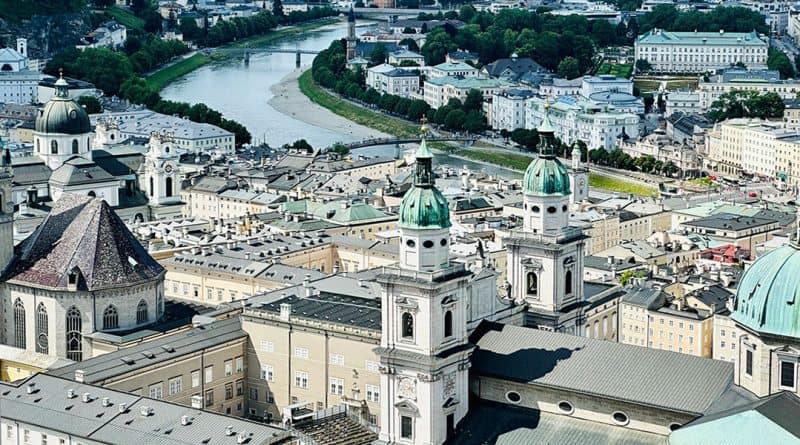 Der Fluß Salzach fließt mitten durch Salzburg