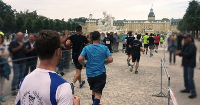 Schlossrunde: Für die Halbmarathonläufer einmal. Die Marathonläufer kommen zweimal am Karlsruher Schloss vorbei.
