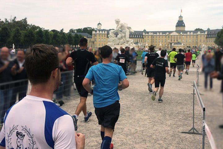 Schlossrunde: Für die Halbmarathonläufer einmal. Die Marathonläufer kommen zweimal am Karlsruher Schloss vorbei.
