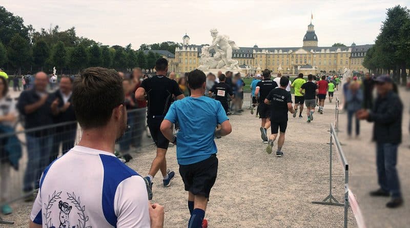 Schlossrunde: Für die Halbmarathonläufer einmal. Die Marathonläufer kommen zweimal am Karlsruher Schloss vorbei.