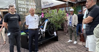 Gründer und CEO Konrad Irlbacher (re) begrüßt gemeinsam mit Sohn Konrad (li) die Gäste bei der Trendvorstellung 2024