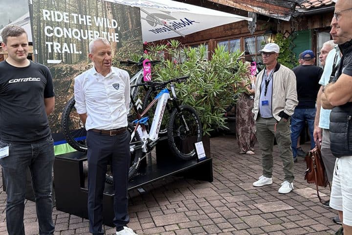 Gründer und CEO Konrad Irlbacher (re) begrüßt gemeinsam mit Sohn Konrad (li) die Gäste bei der Trendvorstellung 2024