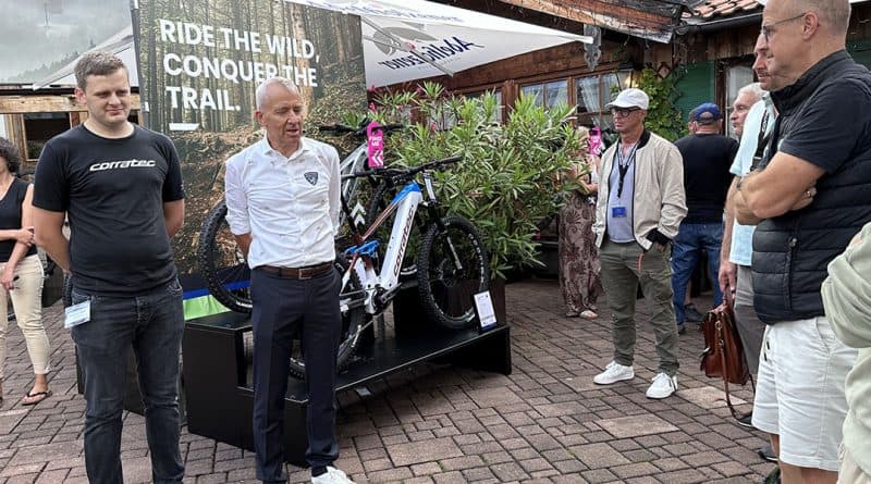Gründer und CEO Konrad Irlbacher (re) begrüßt gemeinsam mit Sohn Konrad (li) die Gäste bei der Trendvorstellung 2024