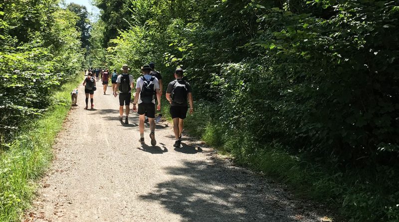 Mal Schotter, mal Asphalt, dann wieder Erde und Gras – die Wegbeschaffenheit wechselt ständig, genau wie die Landschaft beim Megamarsch München