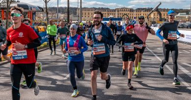 Läuferinnen und Läufer passieren das barocke Schloss Schönbrunn beim Vienna City Marathon