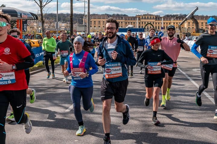 Läuferinnen und Läufer passieren das barocke Schloss Schönbrunn beim Vienna City Marathon