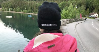 "Wir gehen weiter" beim Megamarsch München 2022, nach der Ankunft am Walchensee