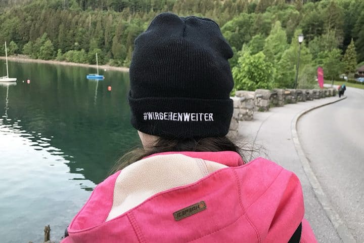 "Wir gehen weiter" beim Megamarsch München 2022, nach der Ankunft am Walchensee