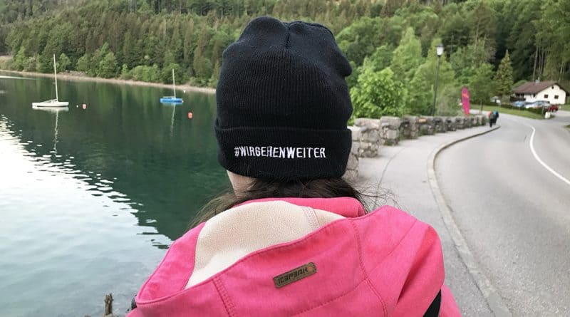 "Wir gehen weiter" beim Megamarsch München 2022, nach der Ankunft am Walchensee