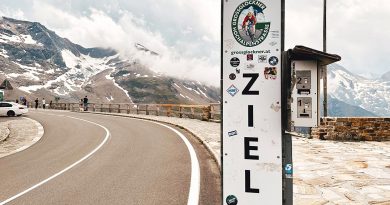 Ziel-Tafel am Fuscher Törl auf 2.428 m