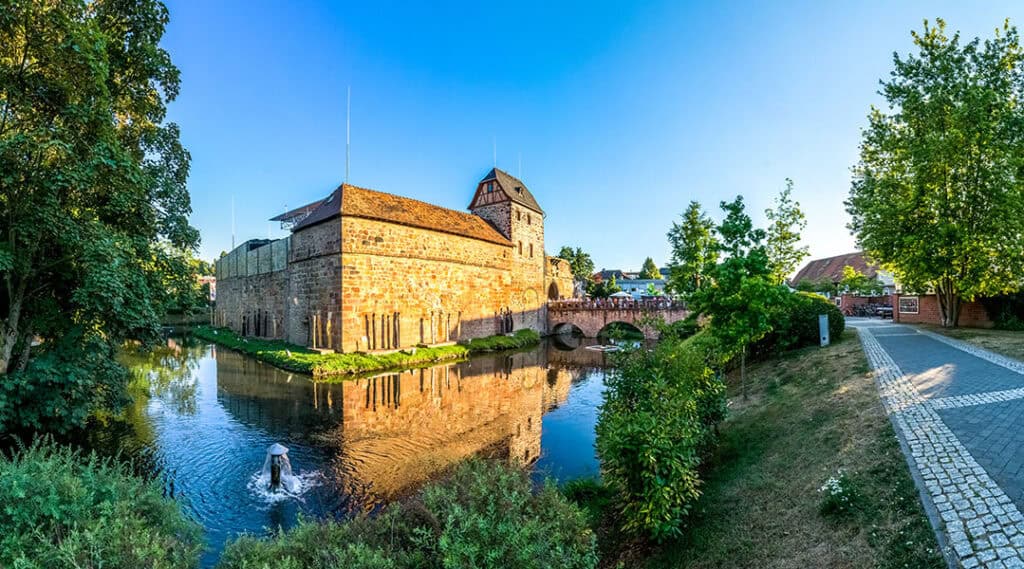 Die Wasserburg und der angrenzende Burgpark in Bad Vilbel