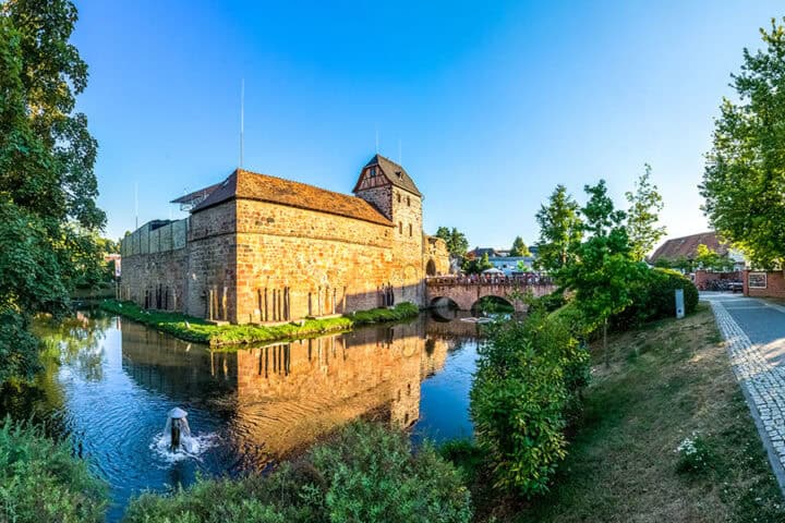 Die Wasserburg und der angrenzende Burgpark in Bad Vilbel