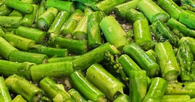 Grüner Spargel in Stücke geschnitten in der Pfanne als Nahaufnahme