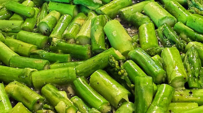 Grüner Spargel in Stücke geschnitten in der Pfanne als Nahaufnahme