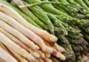 Weißer und grüner Spargel liegt sauber aufgeschichtet nebeneinander