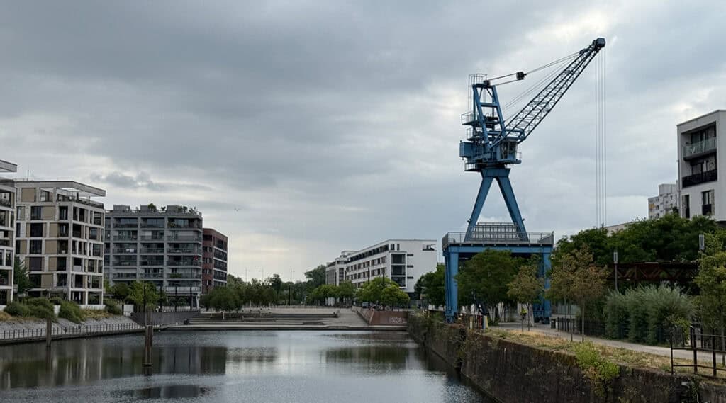 Blauer Kran am Hafen in Offenbach