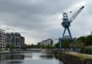 Blauer Kran am Hafen in Offenbach