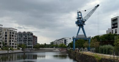 Blauer Kran am Hafen in Offenbach