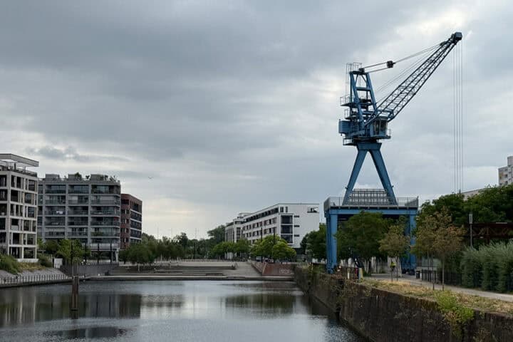 Blauer Kran am Hafen in Offenbach