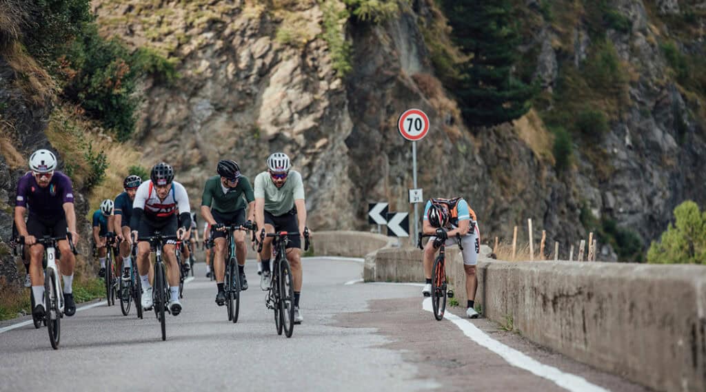 Marathon Teilnehmer fahren eine Bergstraße entlang