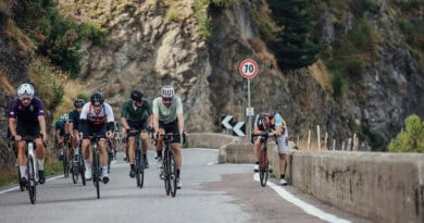 Marathon Teilnehmer fahren eine Bergstraße entlang